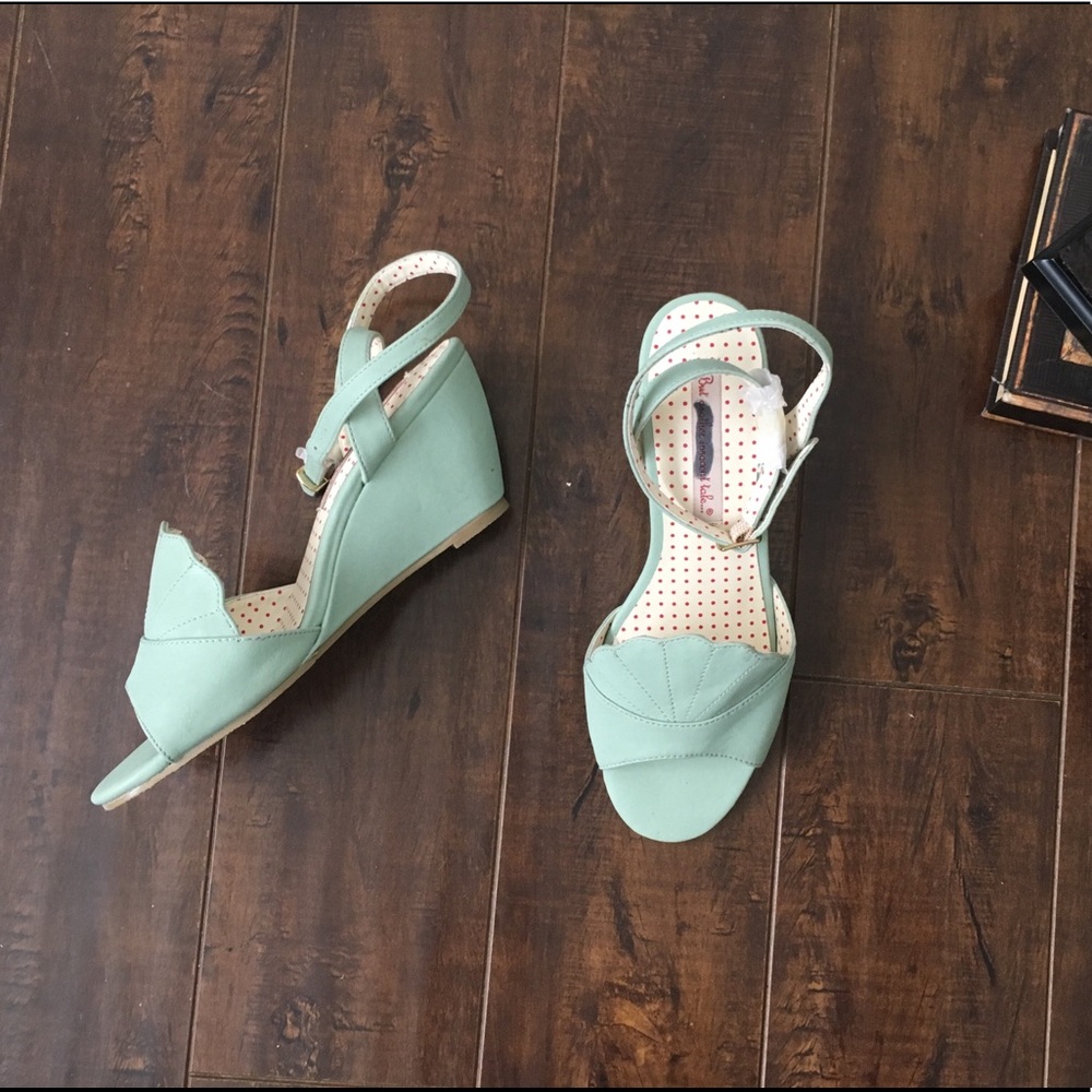 Sea foam Peep Toes  | 7.5